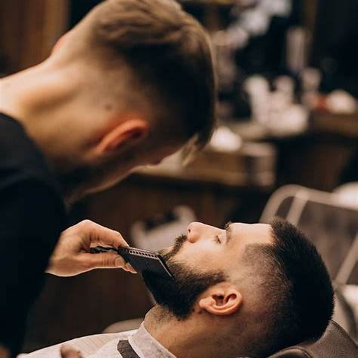 Barber upravuje bradu klientovi